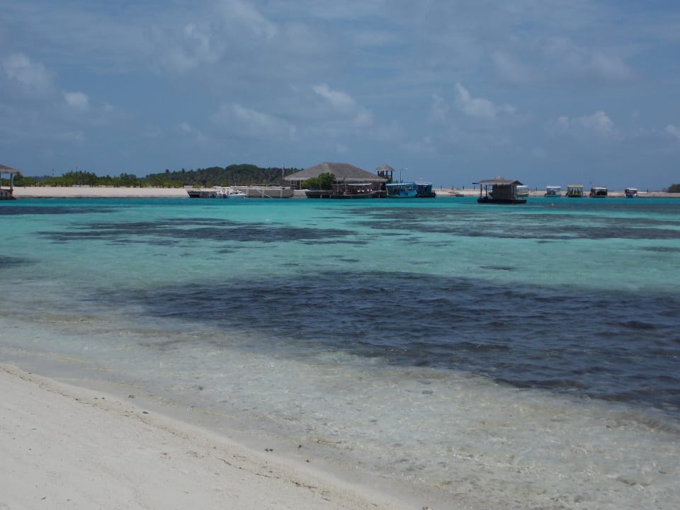 Blick zum Ankunftssteg von unserem Strandabschnitt Adaaran Select Hudhuran Fushi - Premium All Inclusive