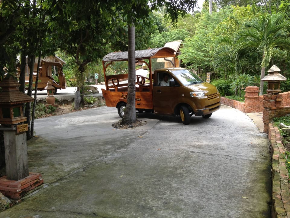 Jsamochodzików podwożący wszędzie gości hotelowych Santhiya Koh Phangan Resort & Spa