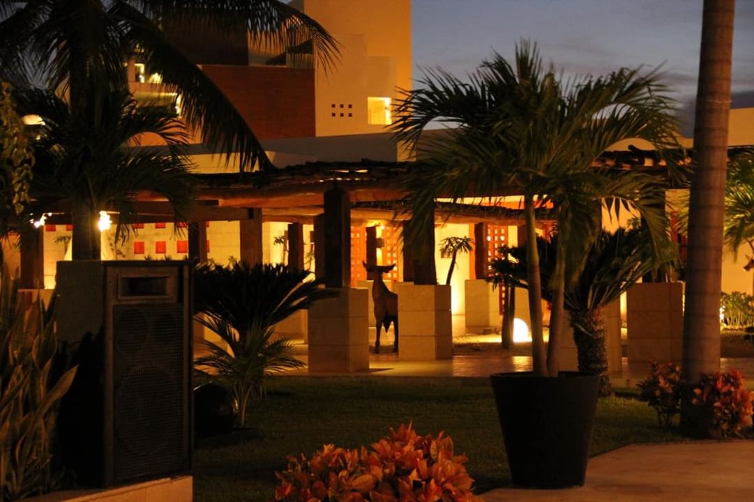 Abends unterwegs auf der Anlage... Excellence Playa Mujeres - Adults only