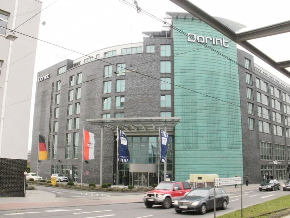 Dorint Ansicht von Straßenbahn aus Hotel Dorint an der Messe Köln