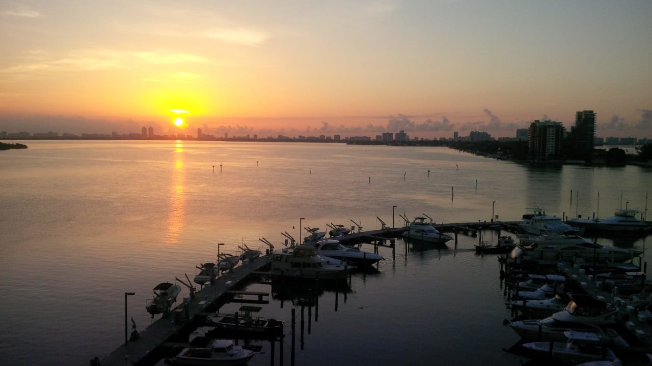 Sonnenaufgang DoubleTree by Hilton Grand Hotel Biscayne Bay