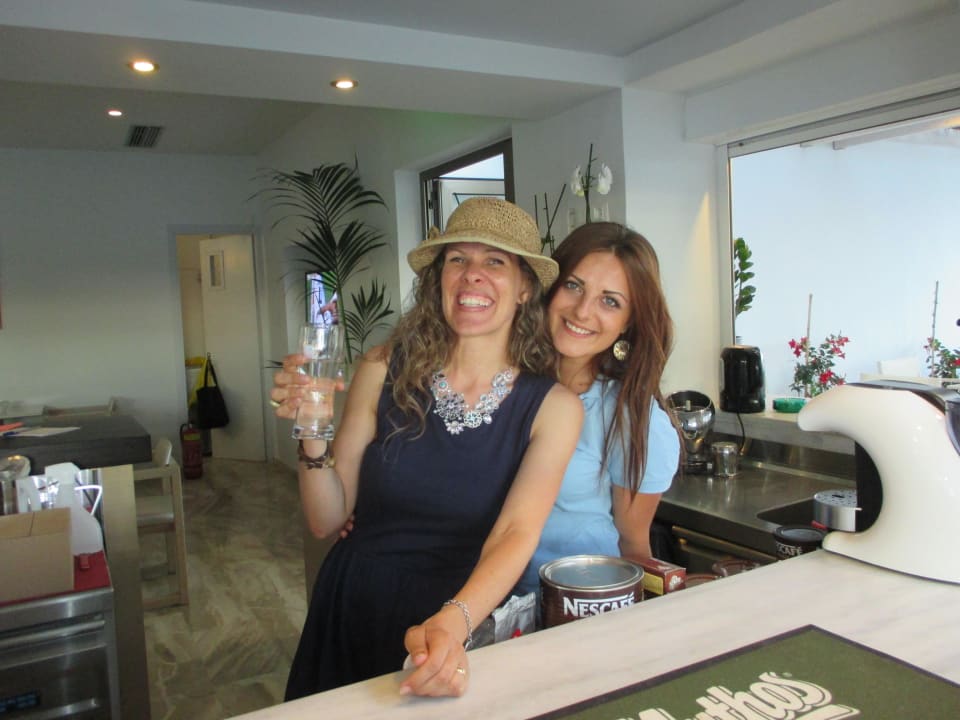 Powerfrauen an der Bar Hotel Kakkos Bay