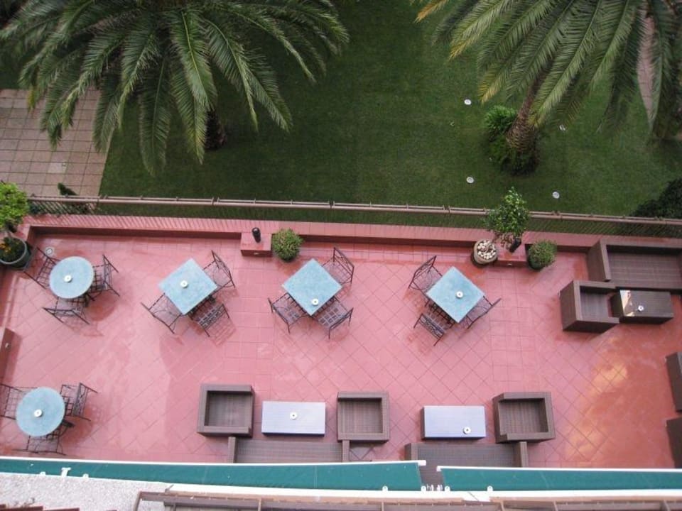 Blick vom Zimmer auf die Lobbybarterrasse Lisbon Marriott Hotel