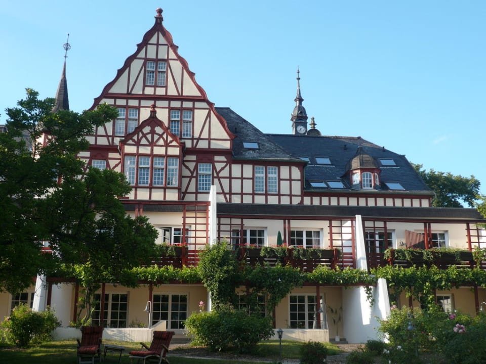 Vom Garten aus gesehen Moselschlösschen Spa & Resort