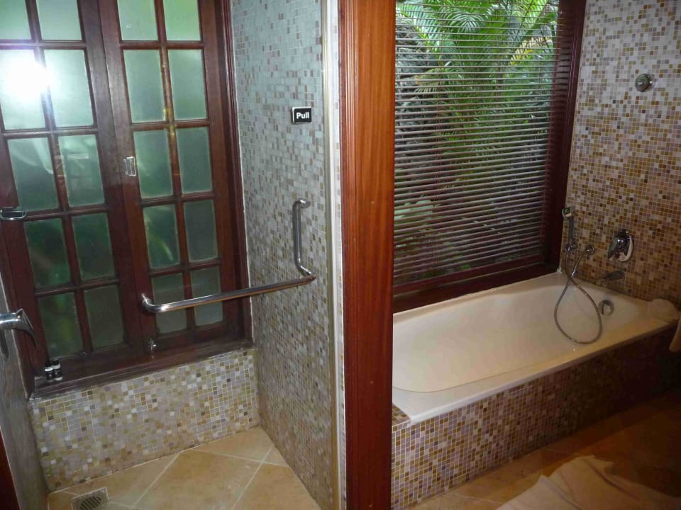 Dusche & Bad Hotel Vivanta by Taj Kovalam