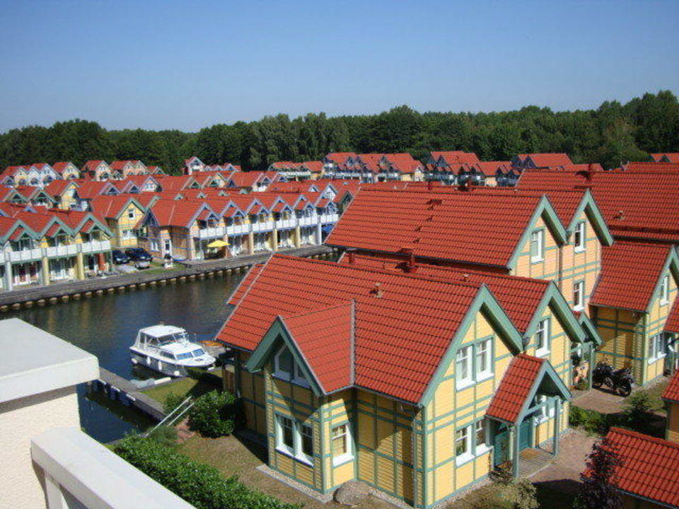 Außenaufnahme mit seitlichen Blick auf dem See Precise Resort Hafendorf Rheinsberg