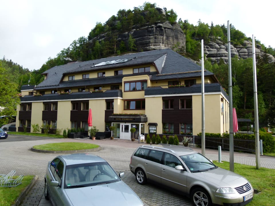 Haupteingang mit Parkplatz Hotel Oybiner Hof