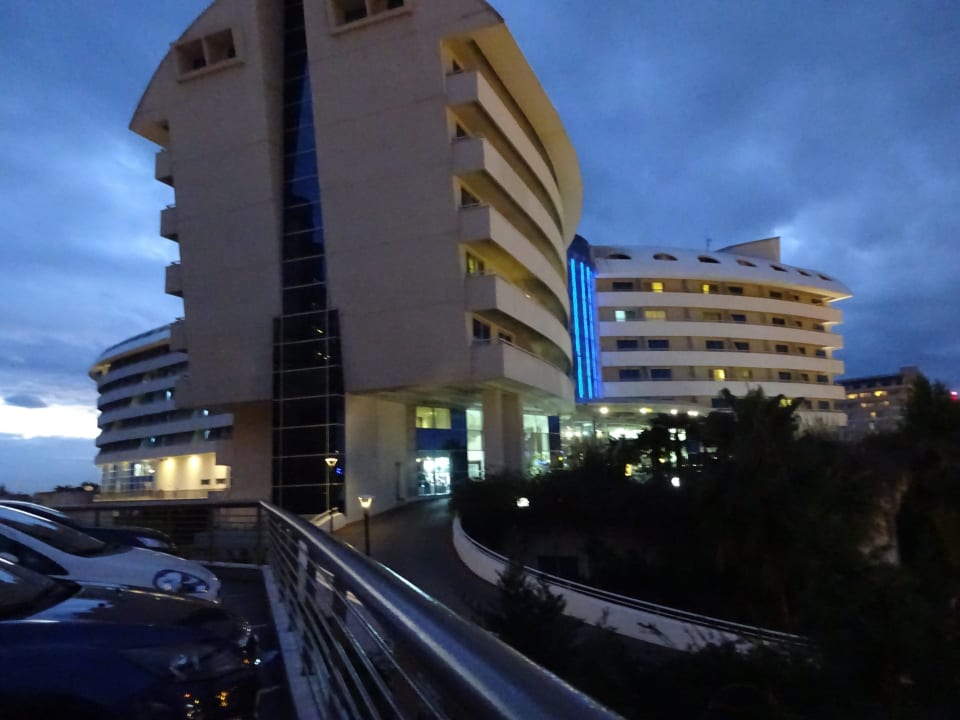 Beim Haupteingang Blick auf Nachbarhotel Limak Lara Deluxe Hotel & Resort