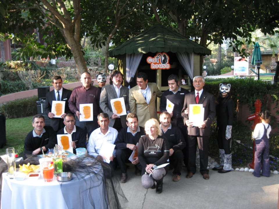 Katzenhaus Einweihung, Urkunde für Mitarbeiter Balmy Foresta