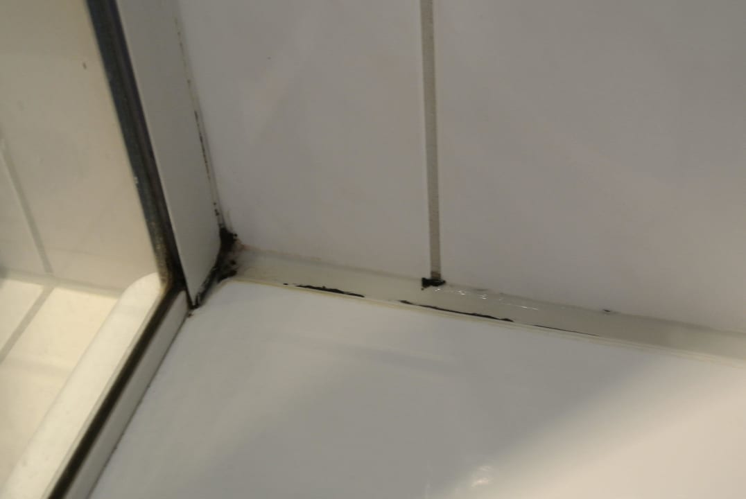 Schimmel in der Duschwanne Hotel Eleazar