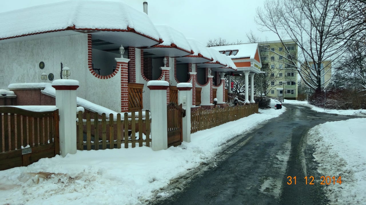 Seitliche Außenansicht Hotel und Restaurant Feustel