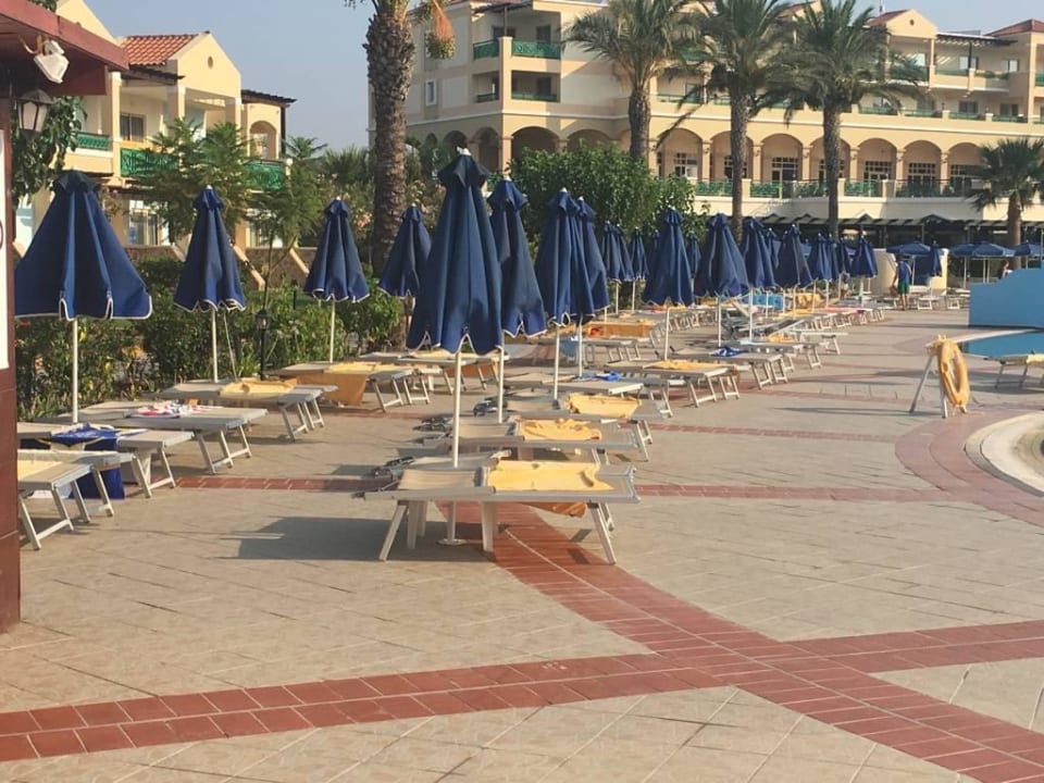 9 Uhr: Alles "reserviert" aber keiner da... Lindos Princess Beach Resort & Spa