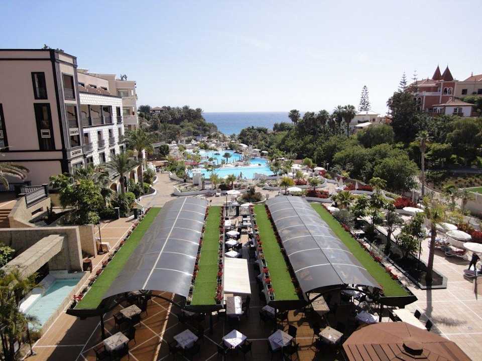 Blick über die Terrasse und den Poolbereich zum Me Gran Tacande Wellness & Relax Costa Adeje