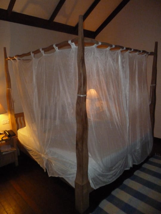 Bett mit Mosquitonetz Filitheyo Island Resort