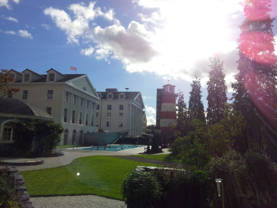 Hallen-Freibad und Liegebereich draußen Hotel Bell Rock Europa-Park