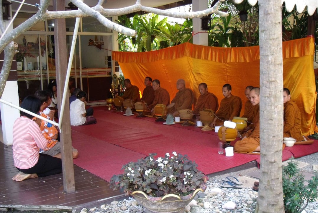 Buddhas bei der Speisung  Sirikarn Residence