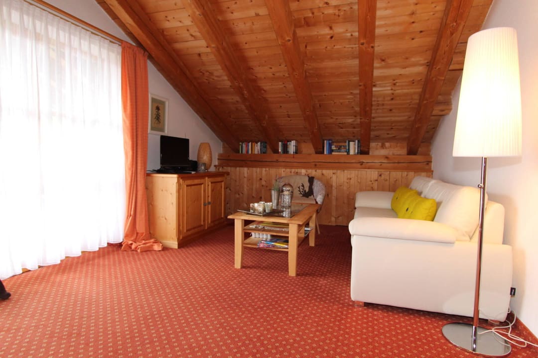 Sofa im anderen Teil des Wohnzimmers Ferienwohnung Bergnest