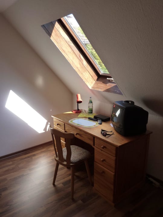 Kleiner Schreibtisch mit TV Herberge in der Buttergasse