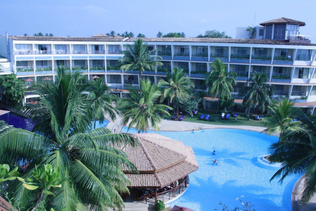 Вид из балкона на бассейн Occidental Eden Beruwala, a member of Barcelo Hotel Group