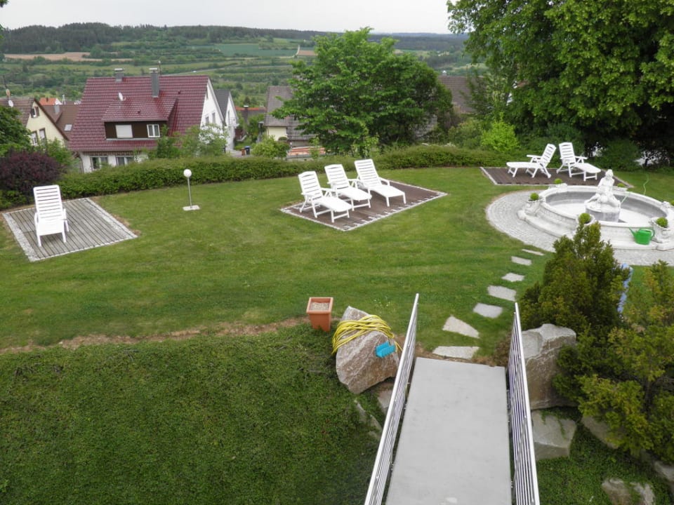 Blick vom Treppenhaus in den Garten Vital- und Wellnesshotel Albblick