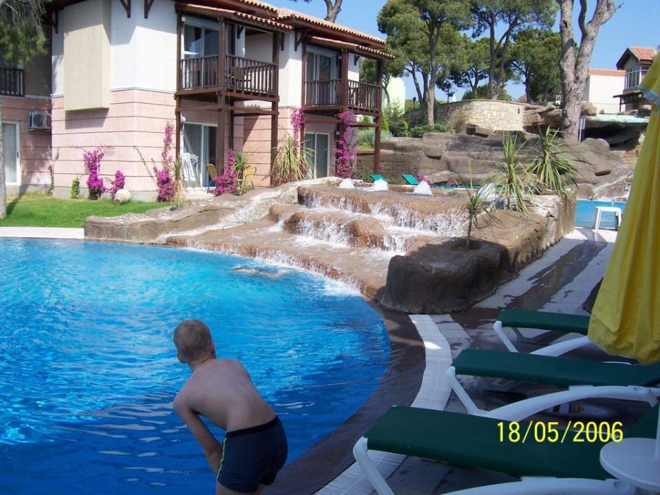 Teil des Pools an Villa Papillon Ayscha