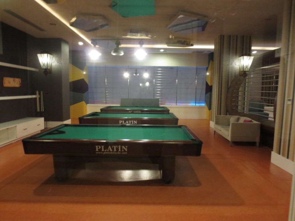Spielecke mit billiard und bowling Kirman Belazur Resort & Spa