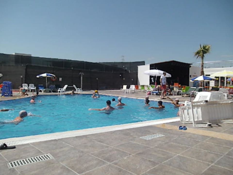 Wasserball im Hotelpool Side Win Hotel & Spa