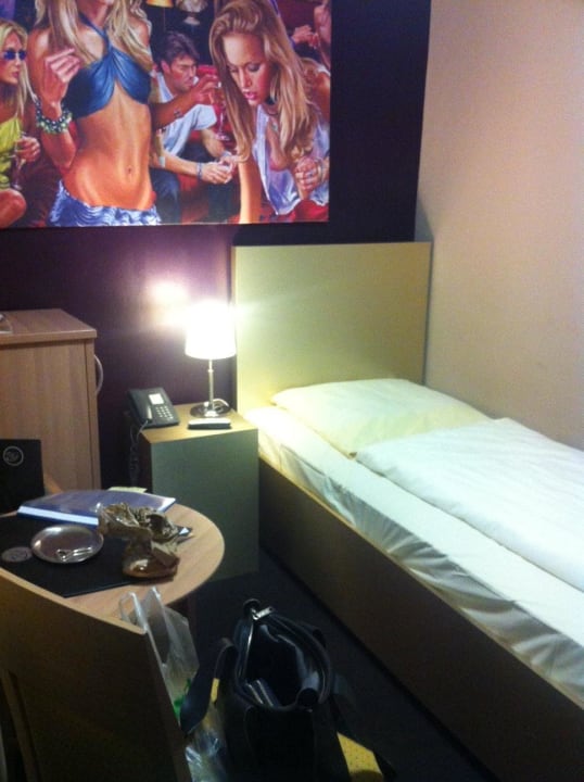 Das ist das komplette Zimmer! Hotel Cult Frankfurt City