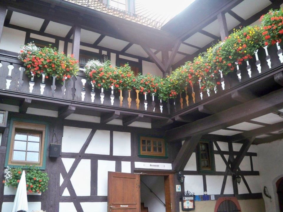 Innenhof-Zugang zur Gaststätte Hotel & Gasthaus Goldener Hirsch