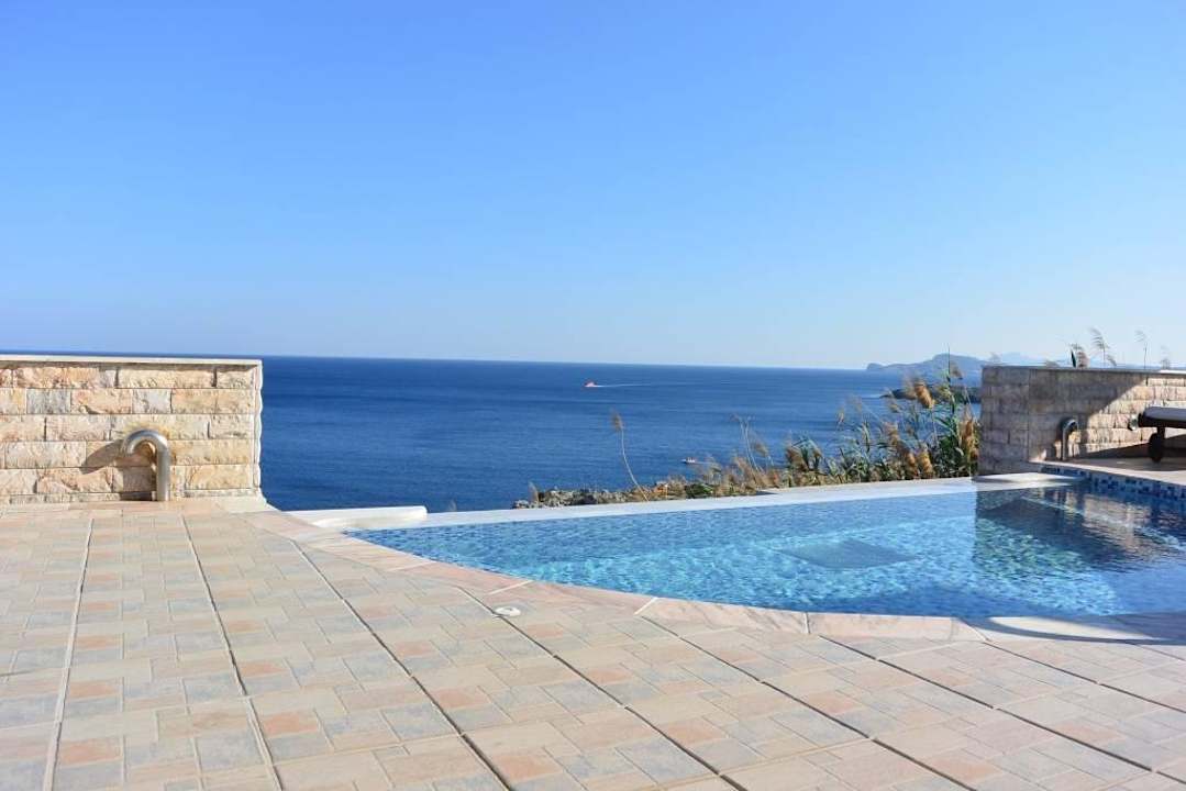 Ganz kleiner Infinitypool Hotel Kalithea Horizon Royal