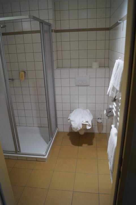 Bad sauber, funktional, durchschnittlich JUFA Hotel Jülich