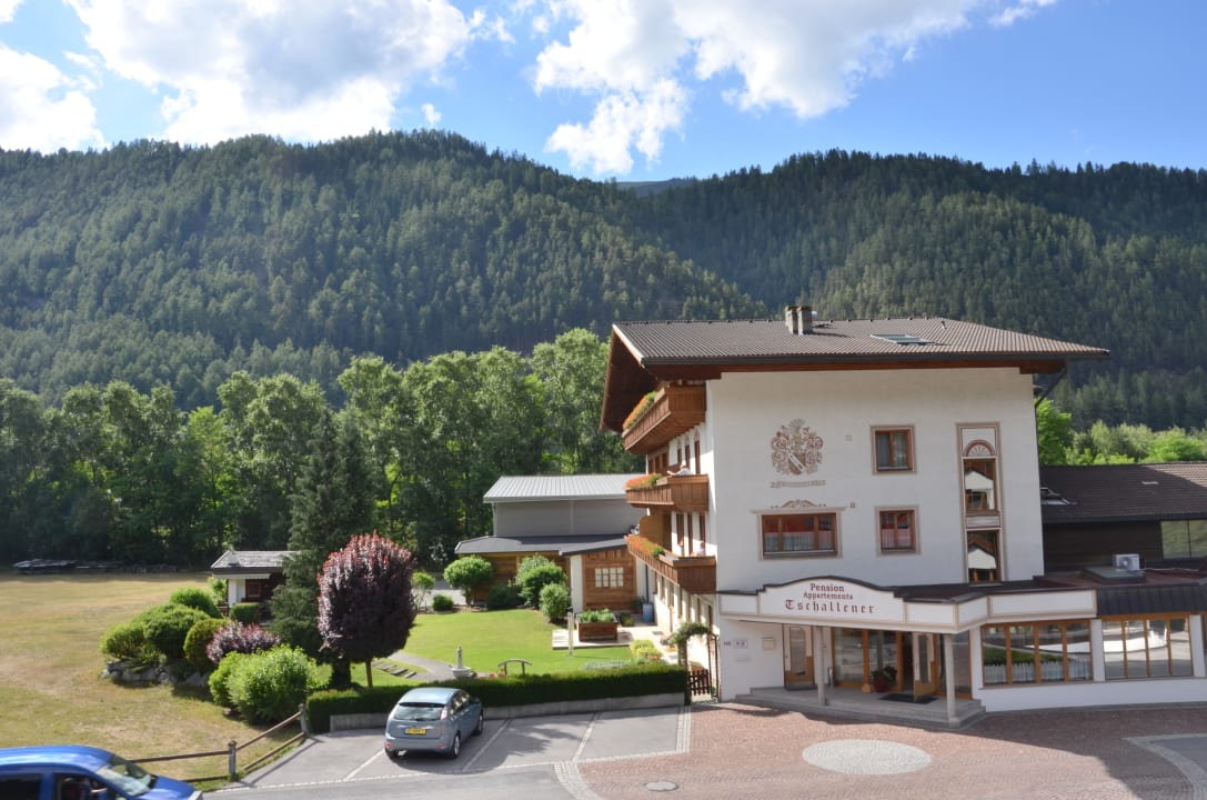 Außenansicht Apartmenthaus Chalet Tschallener
