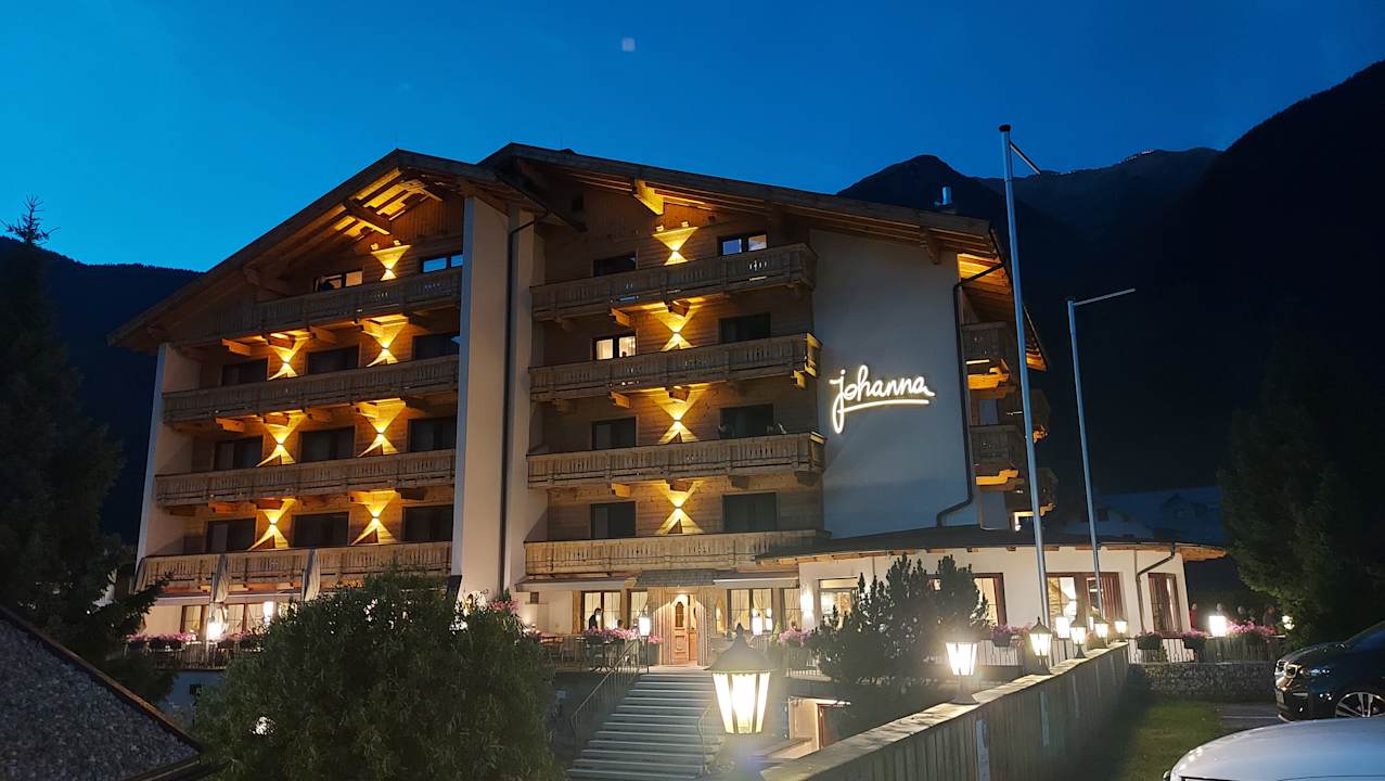 Außenansicht Hotel Johanna mitten im Ötztal
