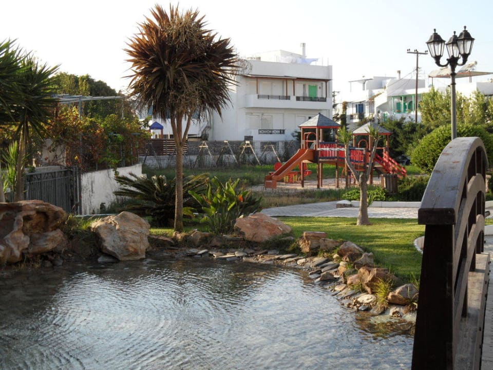 Garten und Kinderspielplatz Naxos Resort Beach Hotel