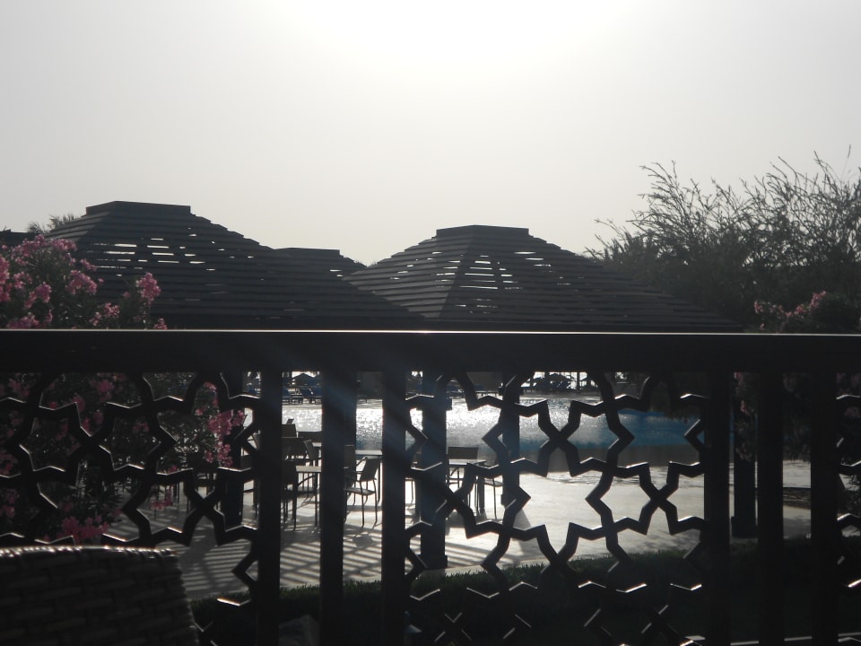 Von der Terrasse Richtung Poolbereich Miramar Al Aqah Beach Resort