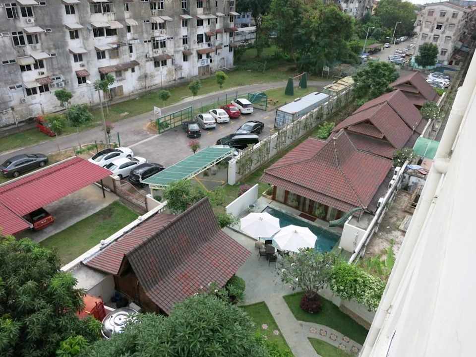 Blick auf Pool und Villen The Settlement Hotel