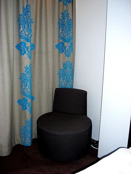 Sessel im Zimmer Motel One Hamburg-Alster