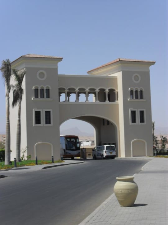 Brama wjazdowa hotelu JAZ Aquamarine Resort
