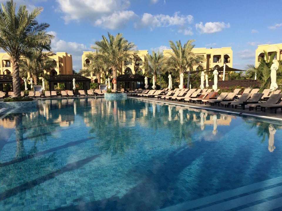 Schöner Poolbereich DoubleTree by Hilton Resort & Spa Marjan Island