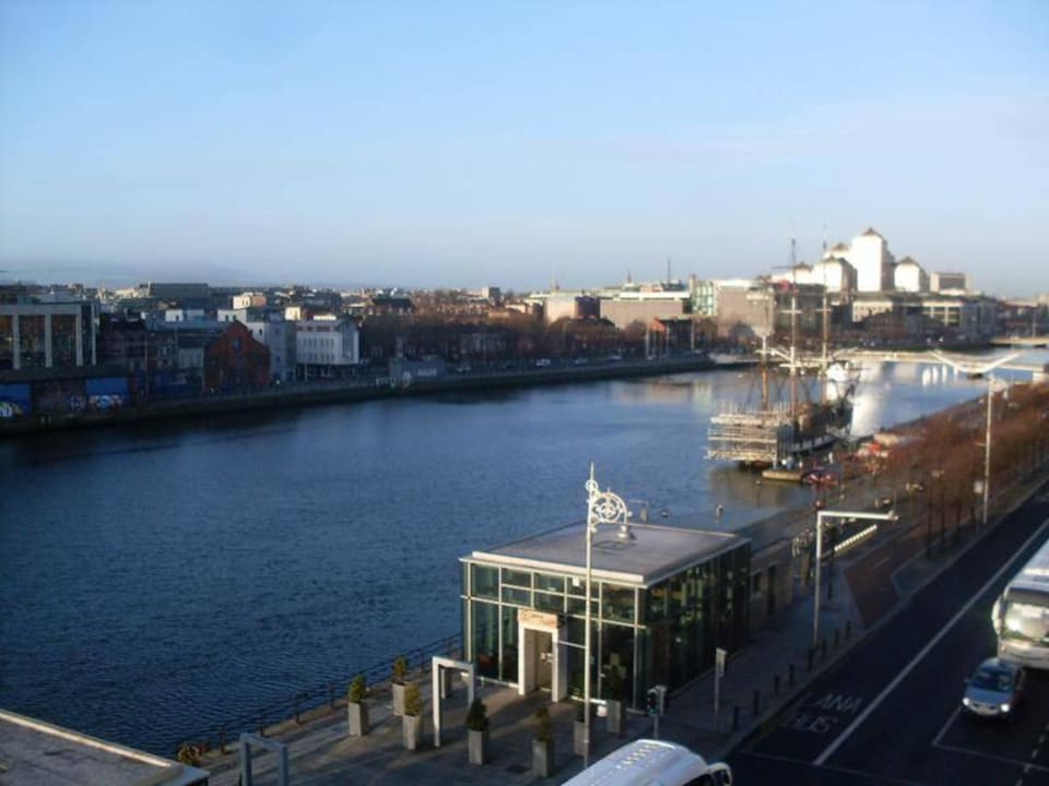 Blick auf den Liffey River Hotel The Spencer Ifsc