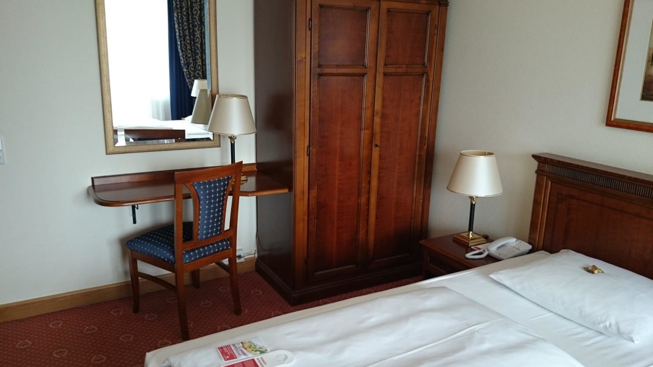 Schlafzimmer, kleiner Arbeitsbereich HYPERION Hotel Berlin