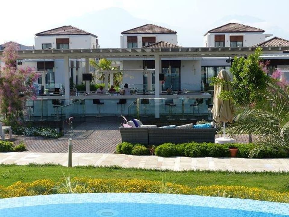 Die hübsche "schwimmende" Bar Jiva Beach Resort