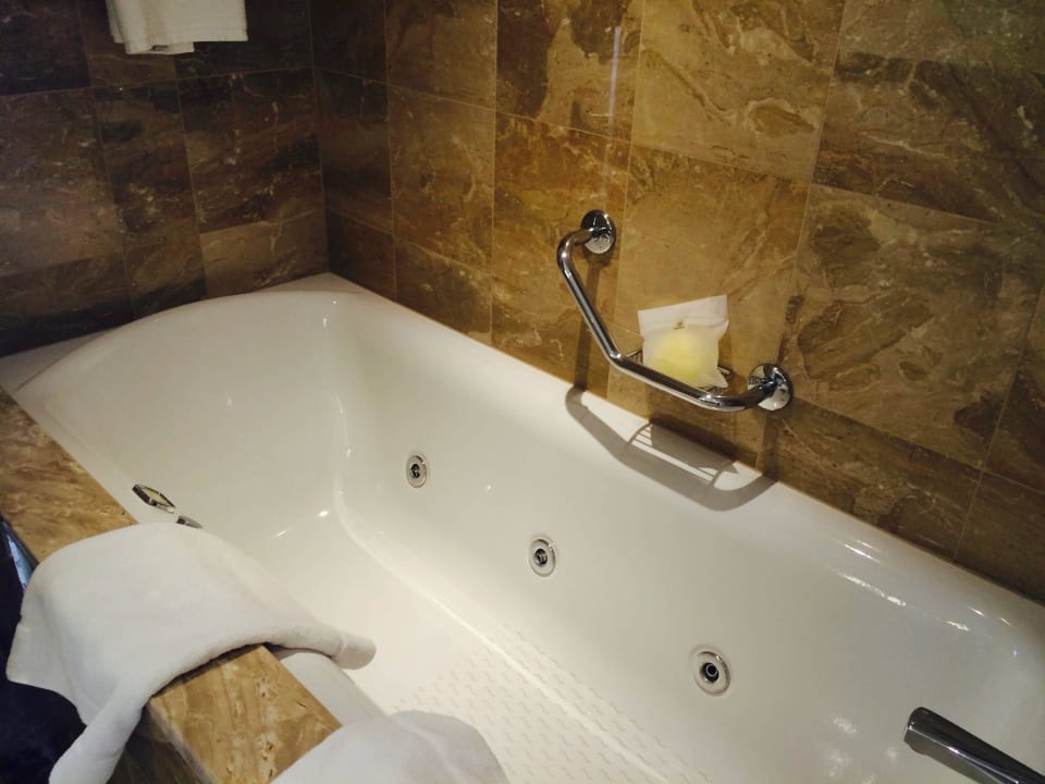 Executive suite bathroom Sheraton Warsaw Hotel