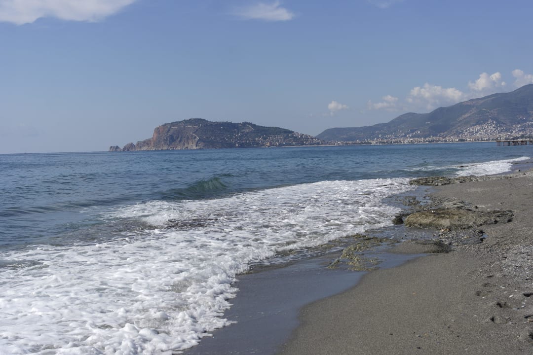 Blick vom Strand auf die Burg Michell Hotel & Spa