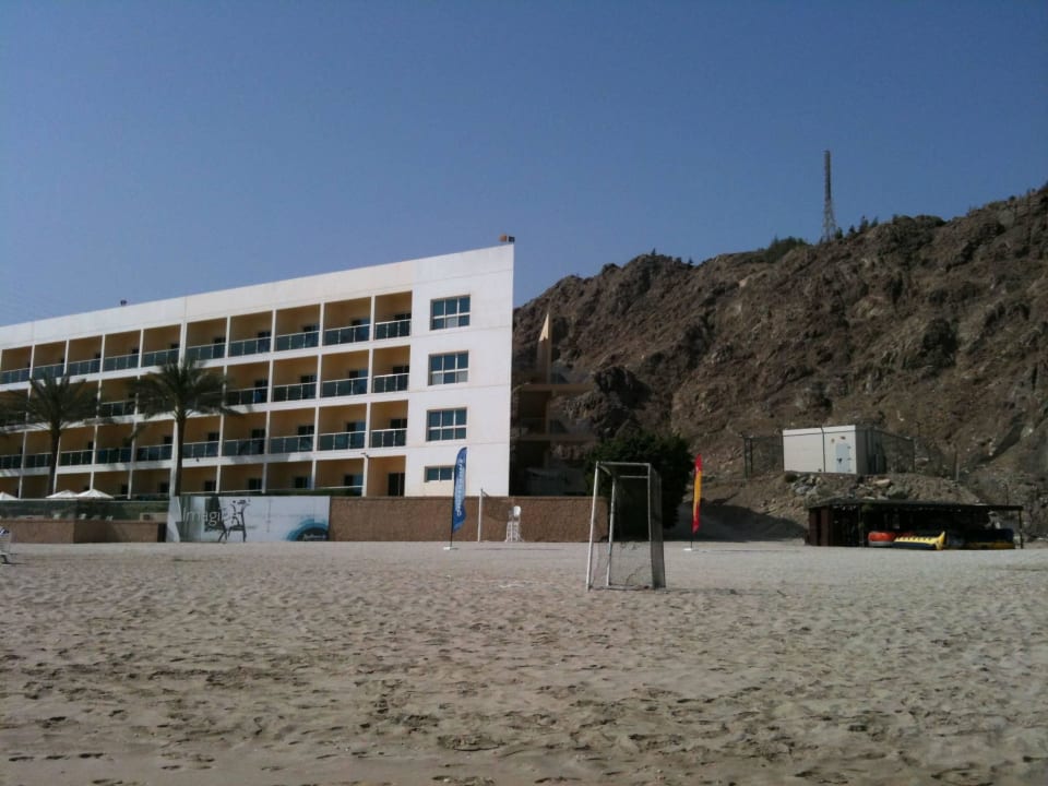 Außenansicht vom Strand aus Radisson Blu Resort Fujairah