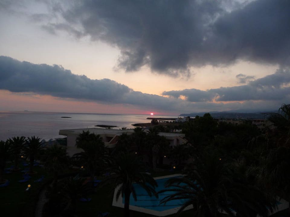 Hotelanlage bei Sonnenaufgang Calimera Sirens Beach