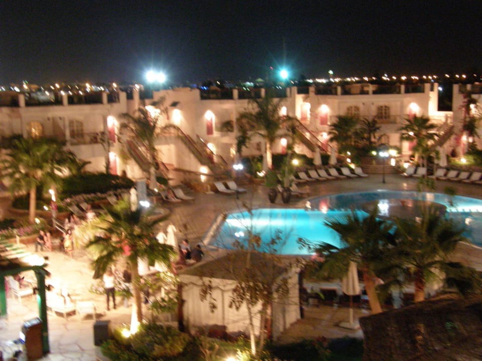 Widok na basen z dachu hotelu Hotel Resta Sharm Resort