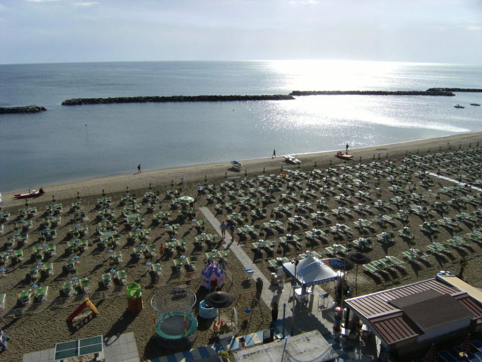 Gepflegtes Strandbad am Morgen in voller Sonne Hotel Cola Bellaria