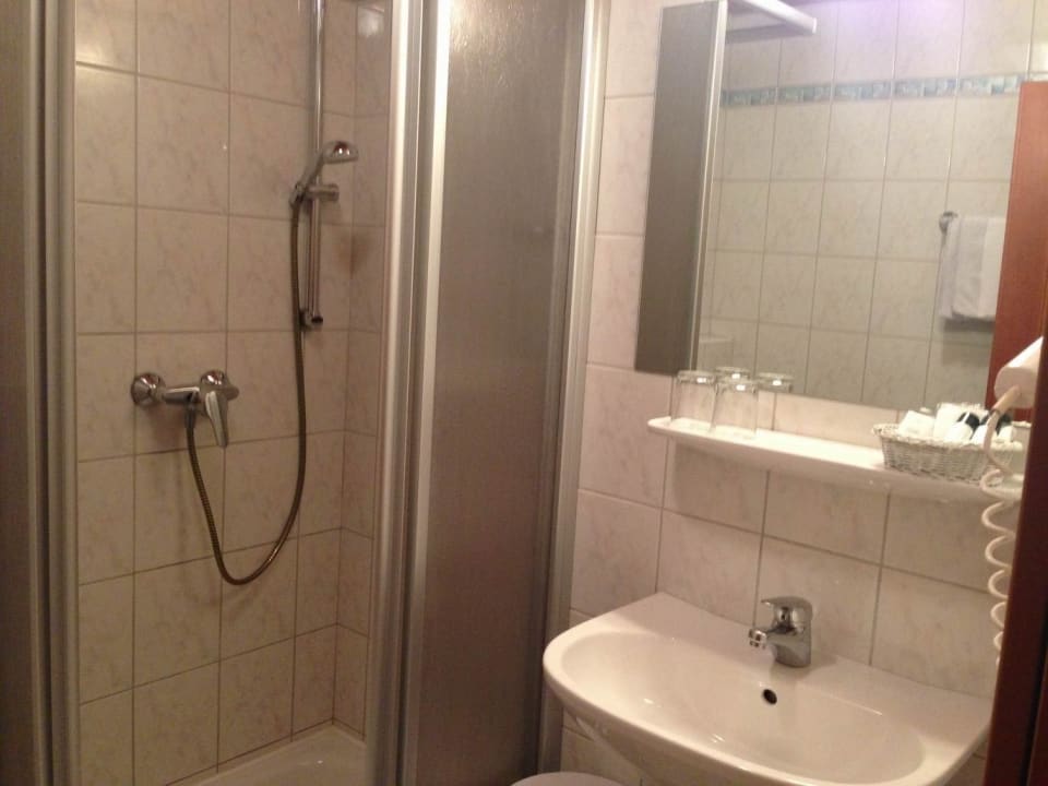 Kleines Bad, kaum Ablagefläche im 3*-Zimmer. Hotel Gasthof Stockinger