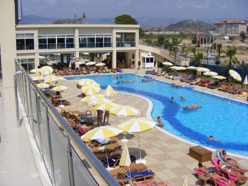 Blick auf den Poolbereich & Poolbar Solivia Hotel